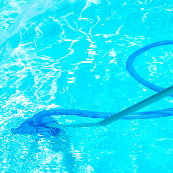 Technicien Baldelli Piscines réalisant un hivernage professionnel avec diagnostic complet à domicile