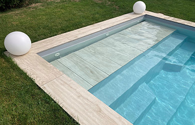 Piscine coque avec volet immergé